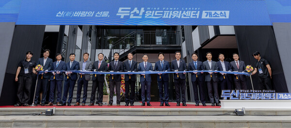 (오른쪽 여섯 번째부터)제주특별자치도 오영훈 도지사와 두산에너빌리티 정연인 부회장 등 행사 주요 관계자들이 제주도 오라동에서 진행된 두산윈드파워센터 개소식을 마치고 기념촬영을 하고 있다. 두산에너빌리티 제공