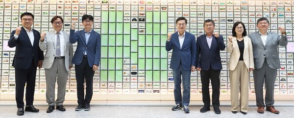 김철현 경기도의원(좌측 첫번째)이 3일 2025년 제2차 경기도 기후위기대응위원회 전체회의 참석해 김동연 경기도지사와 함께 기념촬영을하고 있다.김철현 의원실 제공.