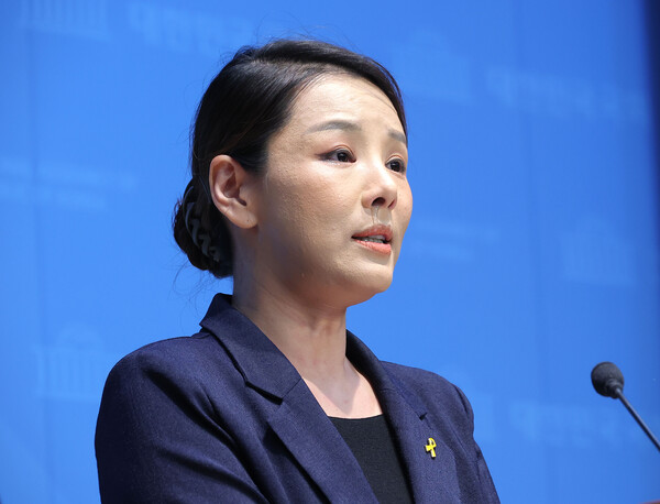  조국혁신당 강미정 대변인이 4일 서울 여의도 국회 소통관에서 당내 성비위 의혹과 관련한 탈당 기자회견을 하고 있다. 연합뉴스. 