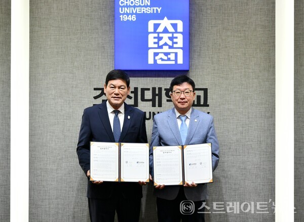 정철원 담양군수(왼쪽)와 김춘성 조선대학교 총장(오른쪽)이 4일 조선대학교에서 열린 '치매예방과 인구소멸 극복을 위한 공동 업무협약'을 체결한 뒤 기념 촬영을 하고 있다. 담양군