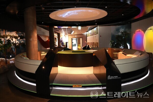 보성군이 전면 리모델링한 봇재 3층의 새로운 카페 공간. 탁 트인 창을 통해 차밭의 아름다운 경관을 감상하며 힐링할 수 있다. 보성군