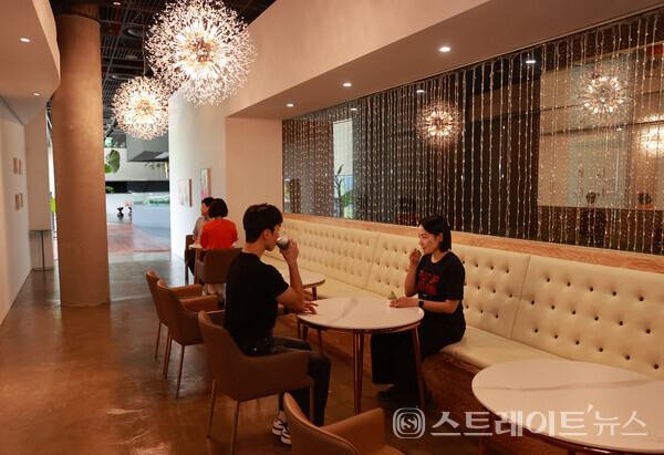 보성군이 전면 리모델링한 봇재 3층의 새로운 카페 공간. 탁 트인 창을 통해 차밭의 아름다운 경관을 감상하며 힐링할 수 있다. 보성군