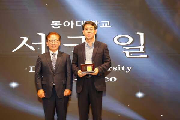 서권일 동아대 교수(오른쪽)가 학술상 수상 기념촬영을 하고 있다. 사진=한국식품저장유통학회 제공