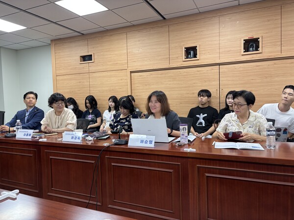  5일 오전 국회 의원회관에서 열린 ‘소비자들의 배달앱 이용과 배달서비스 관련 인식 토론회’에서 배순영(왼쪽에서 4번째) 한국소비자원 정책연구실 전문위원이 발언하고 있다. 스트레이트뉴스