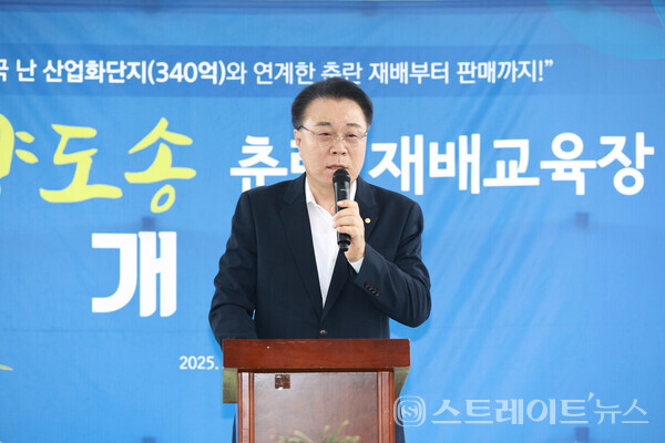 구복규 군수가 5일 이양면 오류리에서 열린 도송 춘란 재배교육장 개소식에서 기념사를 하고 있다. 화순군