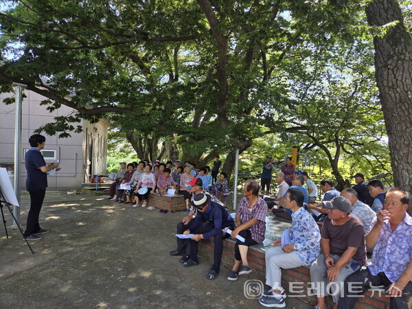 고흥군 관계자가 하수관로 설치 사업 착수에 앞서 해당 마을 주민설명회를 열어 사업 추진 계획을 설명하고 있다. 고흥군