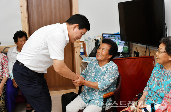 정철원 군수가 '군민과의 대화'를 위해 관내 한 마을을 찾아 주민들과 악수하고 있다. 담양군