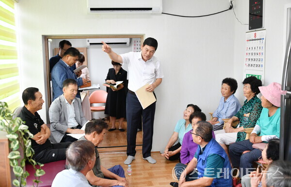 정철원 군수가 '군민과의 대화' 현장에서 주민들의 의견을 청취하고 있다. 담양군