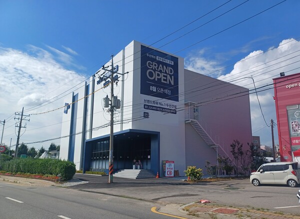 두산건설이 인천 강화군 선원면 창리 501번지 일원에 공급하는 '두산위브 센트럴파크 강화'의 견본주택. 청약홈은 8일 이 단지 특별공급을 시작으로 본격 청약 일정에 돌입한다고 밝혔다. 현지에서는 인근 대비 고분양가와 완전치 않은 교통 및 교육 등의 여건으로 인해 '미분양 예약'이라는 평가가 나온다. 김태현 기자