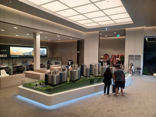 두산건설이 인천 강화군 선원면 창리 501번지 일원에 공급하는 '두산위브 센트럴파크 강화'의 견본주택 내 단지모형. 청약홈은 8일 이 단지 특별공급을 시작으로 본격 청약 일정에 돌입한다고 밝혔다. 현지에서는 인근 대비 고분양가와 완전치 않은 교통 및 교육 등의 여건으로 인해 '미분양 예약'이라는 평가가 나온다. 김태현 기자