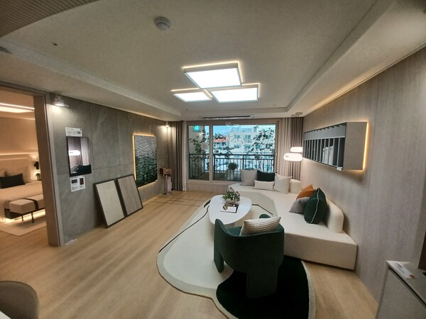 두산건설이 인천 강화군 선원면 창리 501번지 일원에 공급하는 '두산위브 센트럴파크 강화' 72㎡형의거실. 김태현 기자