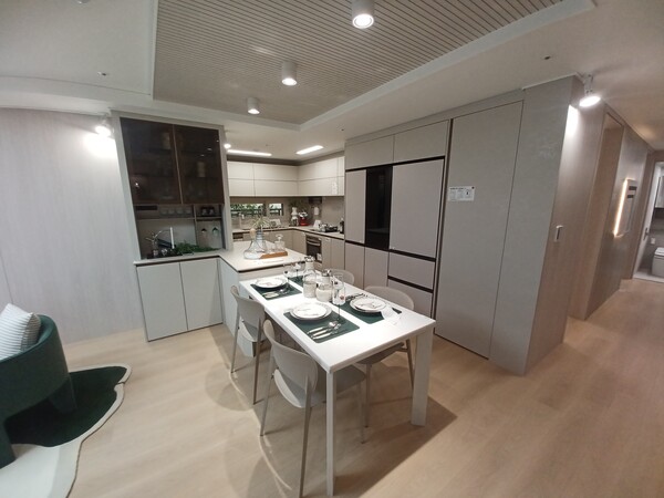 두산건설이 인천 강화군 선원면 창리 501번지 일원에 공급하는 '두산위브 센트럴파크 강화' 72㎡형의 다이닝룸. 김태현 기자