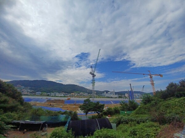 두산건설이 인천 강화군 선원면 창리 501번지 일원에 공급하는 '두산위브 센트럴파크 강화' 건설현장 주출입구(GATE1) 쪽을 창리근린공원에서 내려다 본 모습. 현지에서는 인근 대비 고분양가와 완전치 않은 교통 및 교육 등의 여건으로 인해 '미분양 예약'이라는 평가가 나온다. 김태현 기자