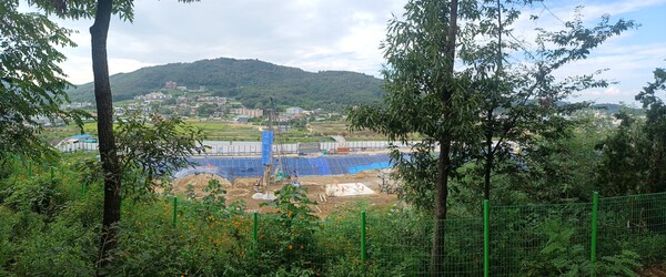 두산건설이 인천 강화군 선원면 창리 501번지 일원에 공급하는 '두산위브 센트럴파크 강화' 건설현장 GATE3 쪽을 창리근린공원에서 내려다 본 모습. 현지에서는 인근 대비 고분양가와 완전치 않은 교통 및 교육 등의 여건으로 인해 '미분양 예약'이라는 평가가 나온다. 김태현 기자