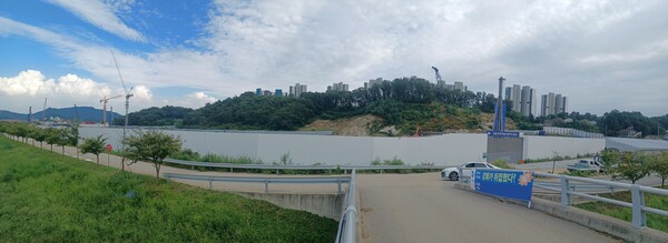 두산건설이 인천 강화군 선원면 창리 501번지 일원에 공급하는 '두산위브 센트럴파크 강화' 건설현장 GATE2 쪽을 동락천 지류에서 바라본 모습. 야산 뒤쪽 창리근린공원 너머 ‘강화 서희스타힐스 1·2단지’가 보인다. 현지에서는 인근 대비 고분양가와 완전치 않은 교통 및 교육 등의 여건으로 인해 '미분양 예약'이라는 평가가 나온다. 김태현 기자