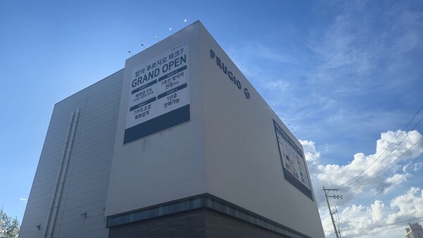 대우건설이 경기도 의정부시 용현동 267-8번지 일원에 공급하는 ‘탑석 푸르지오 파크7’ 견본주택. 4일 청약홈은 이 단지 1순위 청약 결과, 평균 0.29 대 1의 경쟁률을 기록했다고 밝혔다. 김태현 기자