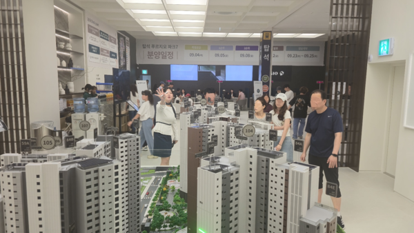 대우건설이 경기도 의정부시 용현동 267-8번지 일원에 공급하는 ‘탑석 푸르지오 파크7’ 견본주택 내 단지모형. 5일 청약홈은 이 단지 1순위 청약 결과, 평균 0.29 대 1의 경쟁률을 기록했다고 밝혔다. 김태현 기자