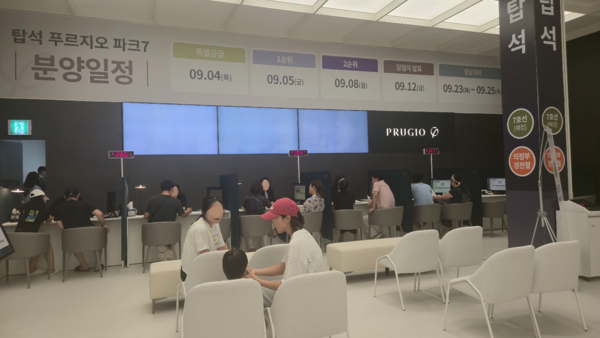 대우건설이 경기도 의정부시 용현동 267-8번지 일원에 공급하는 ‘탑석 푸르지오 파크7’ 견본주택 내 상담창구 모습. 5일 청약홈은 이 단지 1순위 청약 결과, 평균 0.29 대 1의 경쟁률을 기록했다고 밝혔다. 김태현 기자 