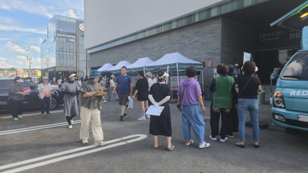 대우건설이 경기도 의정부시 용현동 267-8번지 일원에 공급하는 ‘탑석 푸르지오 파크7’ 견본주택 외부 모습. 5일 청약홈은 이 단지 1순위 청약 결과, 평균 0.29 대 1의 경쟁률을 기록했다고 밝혔다. 김태현 기자 