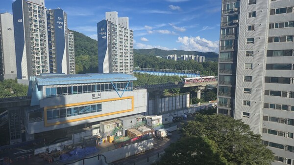 대우건설이 경기도 의정부시 용현동 267-8번지 일원에 공급하는 ‘탑석 푸르지오 파크7’에서 가장 가까운 탑석역. 5일 청약홈은 이 단지 1순위 청약 결과, 평균 0.29 대 1의 경쟁률을 기록했다고 밝혔다. 7호선 연장선을 내세우지만, 정작 탑석역은 실거리 1km, 도보 15분의 거리에 위치해 있다. 김태현 기자