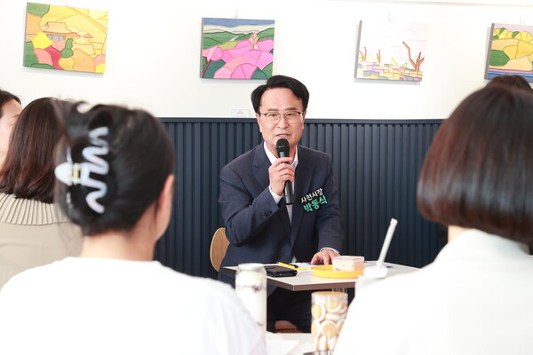 박동식 사천시장이 청년들과 함께하는 소통 간담회에서 청년들과 대화를 나누고 있다. 사천시 제공