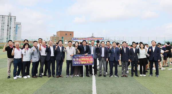 창원특례시는 6~7일 이틀간 창원축구센터 등에서 ‘제16회 창원특례시장기 기관·기업체 및 생활체육 축구대회’를 개최했다. 행사를 주관한 창원특례시는 이번 대회가 단순한 승부를 넘어 직장과 지역사회가 함께 어울리고 협력하는 장이 되기를 기대했다. 