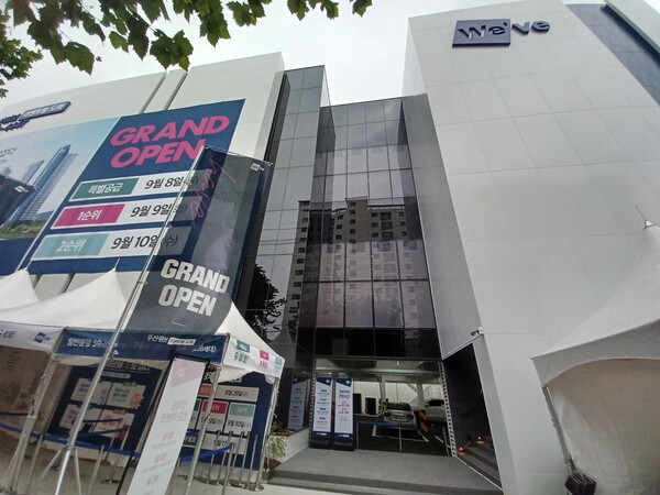 두산건설이 인천광역시 미추홀구 도화4구역(도화동 53-28)에 공급하는 '두산위브 더 센트럴 도화'의 견본주택. 청약홈은 8일 특별공급을 시작으로 이 단지 청약 일정을 시작한다고 밝혔다. 현지에서는 지역 내 5년간 신축 공급이 없어 실수요자 중심의 관심이 이어지고 있다는 평가가 나온다. 김태현 기자