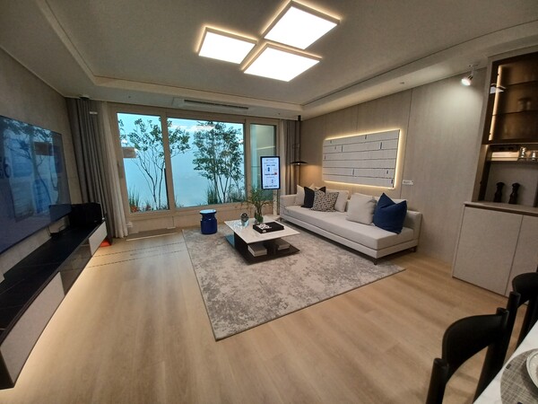 두산위브 더 센트럴 도화' 84㎡A형 거실. 김태현 기자