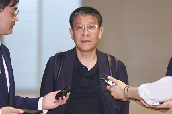 미 이민당국이 조지아주 현대자동차그룹-LG에너지솔루션 공장에서 벌인 불법체류자 단속에서 300명이 넘는 한국인이 구금된 가운데 7일 인천국제공항 제2여객터미널에서 LG에너지솔루션 김기수 인사최고책임자가 현장 대응을 위해 미국으로 출국하기 전 취재진에 입장을 밝히고 있다. 연합뉴스