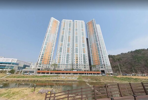 포스코이앤씨가 공급하는 ‘더샵 신문그리니티 1차’와 대청천을 사이에 두고 마주보는 '김해장유삼정 그린코아' 단지. 김태현 기자