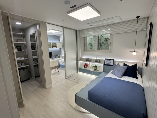 포스코이앤씨가 경상남도 김해시 신문1지구 도시개발구역 A17-1블록 일원에 공급하는 ‘더샵 신문그리니티 2차’ 84㎡A형 침실. 김태현 기자