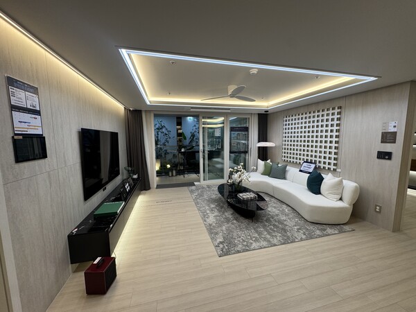 포스코이앤씨가 경상남도 김해시 신문1지구 도시개발구역 A17-1블록 일원에 공급하는 ‘더샵 신문그리니티 2차’ 84㎡A형 거실. 김태현 기자