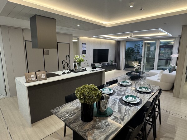 포스코이앤씨가 경상남도 김해시 신문1지구 도시개발구역 A17-1블록 일원에 공급하는 ‘더샵 신문그리니티 2차’ 84㎡A형 다이닝룸. 김태현 기자