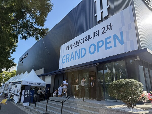 포스코이앤씨가 경상남도 김해시 신문1지구 도시개발구역 A17-1블록 일원에 공급하는 ‘더샵 신문그리니티 2차’ 견본주택을 방문한 예비청약자들. 현지에서는 신문지구 최대 규모 브랜드 타운에 상품성까지 갖췄다는 평가가 나온다. 청약홈은 8일 이 단지 특별공급을 시작으로 청약을 접수한다. 김태현 기자