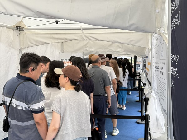 포스코이앤씨가 경상남도 김해시 신문1지구 도시개발구역 A17-1블록 일원에 공급하는 ‘더샵 신문그리니티 2차’ 견본주택을 방문한 예비청약자들. 청약홈은 8일 이 단지 특별공급을 시작으로 청약을 접수한다. 김태현 기자