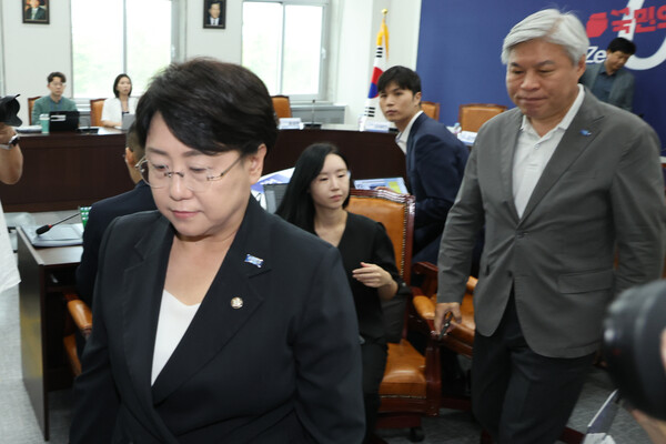 조국혁신당 김선민 당대표 권한대행과 서왕진 원내대표가 7일 서울 여의도 국회에서 당내 성 비위 사건에 대한 책임을 지고 사퇴의사를 밝힌 뒤 회의장에서 나가고 있다. 연합뉴스. 