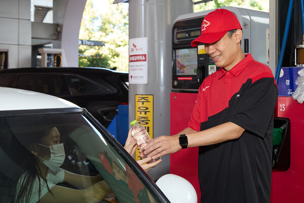 SK에너지가 강릉·동해 지역 SK주유소 17곳에서 가뭄 피해 지원을 위해 생수를 제공하고 있다. SK이노베이션 제공