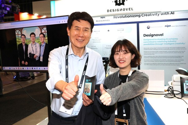 이강덕 포항시장이 독일 베를린서 열린 IFA(Internationale Funk Ausstellung Berlin)를 참관하며 포항 산업의 디지털 전환 가능성과 국제 전시 및 컨벤션 운영에 적용 가능한 발전 모델을 확인했다.(사진=포항시)