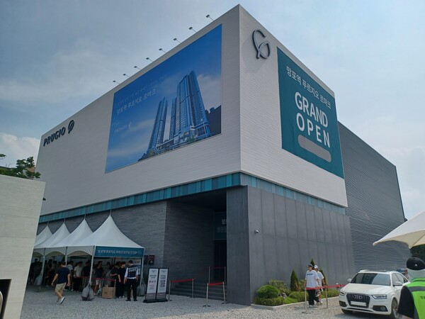 대우건설이 ‘망포역세권 복합개발사업’을 통해 경기도 수원시 영통구 영통동 980-2번지 일원에 공급하는 주상복합 ‘망포역 푸르지오 르마크’의 견본주택. 청약홈은 8일 이 단지 특별공급 결과, 222가구 모집에 786명이 지원, 평균 3.54 대 1의 경쟁률을 기록했다고 밝혔다. 김태현 기자