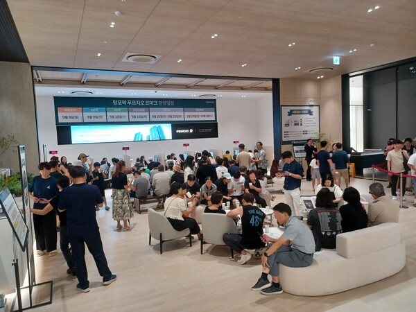 대우건설이 ‘망포역세권 복합개발사업’을 통해 경기도 수원시 영통구 영통동 980-2번지 일원에 공급하는 주상복합 ‘망포역 푸르지오 르마크’의 견본주택 내부. 상담을 기다리는 방문객들. 김태현 기자