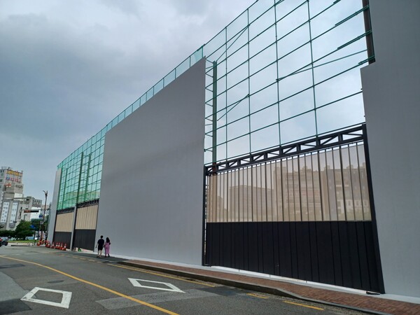 대우건설이 ‘망포역세권 복합개발사업’을 통해 경기도 수원시 영통구 영통동 980-2번지 일원에 공급하는 주상복합 ‘망포역 푸르지오 르마크’의 건설현장 주출입구. 김태현 기자