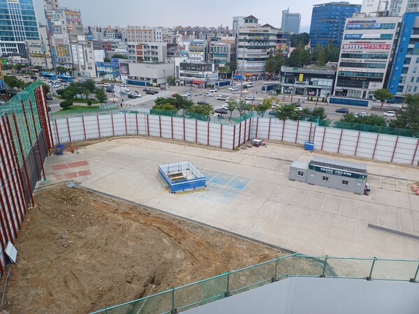 대우건설이 ‘망포역세권 복합개발사업’을 통해 경기도 수원시 영통구 영통동 980-2번지 일원에 공급하는 주상복합 ‘망포역 푸르지오 르마크’의 주출입구 쪽 현장. 이 단지는 남측에 자리한 5층 상가건물로 인해 대지 가운데가 볼록하다. 특히 103동 1호, 2호 라인은 바로 옆 오피스텔 빌딩과 바짝 붙어 있어 프라이버시 침해 우려까지 나온다. 김태현 기자