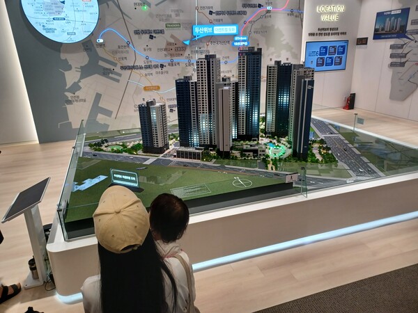 두산건설이 인천광역시 미추홀구 도화4구역(도화동 53-28)에 공급하는 '두산위브 더 센트럴 도화'의 견본주택. 청약홈은 8일 특별공급을 시작으로 이 단지 청약 일정을 시작한다고 밝혔다. 현지에서는 지역 내 5년간 신축 공급이 없어 실수요자 중심의 관심이 이어지고 있다는 평가가 나온다. 김태현 기자