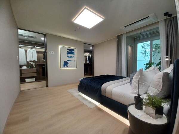 두산위브 더 센트럴 도화' 84㎡A형 침실. 드레스룸과 알파룸이 공간 활용성을 더한다. 김태현 기자