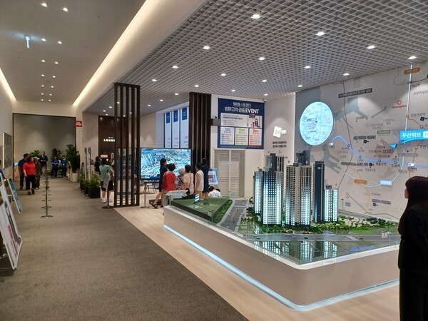 두산건설이 인천광역시 미추홀구 도화4구역(도화동 53-28)에 공급하는 '두산위브 더 센트럴 도화'의 견본주택 내부 모습. 붐비지는 않으나 실수요자 중심 갈아타기 수요자들의 꾸준한 방문이 이어지고 있다. 김태현 기자