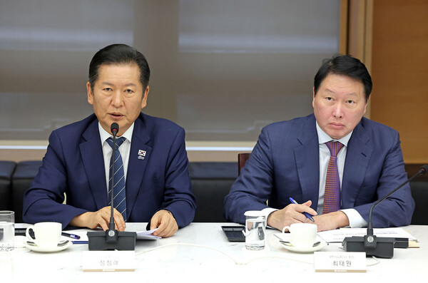 더불어민주당 정청래 대표(왼쪽)과 최태원 대한상공회의소 회장이 8일 서울 중구 대한상공회의소에서 열린 정책 간담회에 참석했다. 연합뉴스