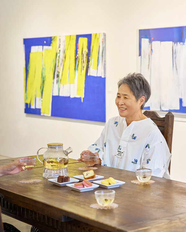 사진은 ‘저지 문화 예술인 마을’의 ‘더 갤러리 현’ 김현숙 작가와의 티타임 모습. 신라호텔제공