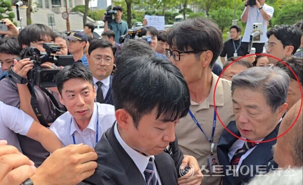 김형석 독립기념관장(원 안)이 8일 국회 소통관에서 기자회견을 열다 더불어민주당 의원들과 시민단체의 항의를 받으며 차량으로 이동하고 있다. 설인호 기자.  