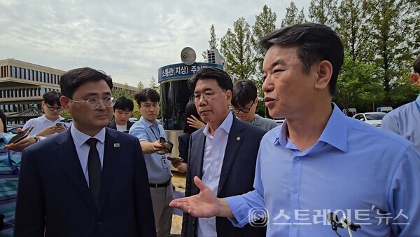 김형석 독립기념관장이 광복절 기념사 논란을 해명하기 위해 국회 소통관에서 기자회견을 열었지만, 여당 의원들의 항의에 몸싸움을 벌였다. 더불어민주당 문진석·이재관·이정문 의원이 김 관장이 국회를 빠져나간 후 기자회견 내용을 반박하고 있다. 설인호 기자. 