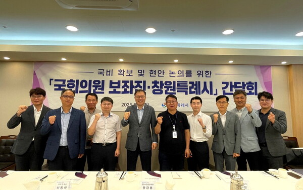 장금용 창원특례시장 권한 대행이 8일 국회를 찾아 지역 국회의원을 면담하기 전 보좌진관 간담회를 가졌다. 